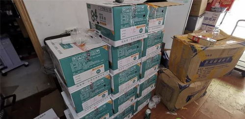 司机开救护车进上海小区买烟 有人囤货一周获利150万 警察背假人上楼