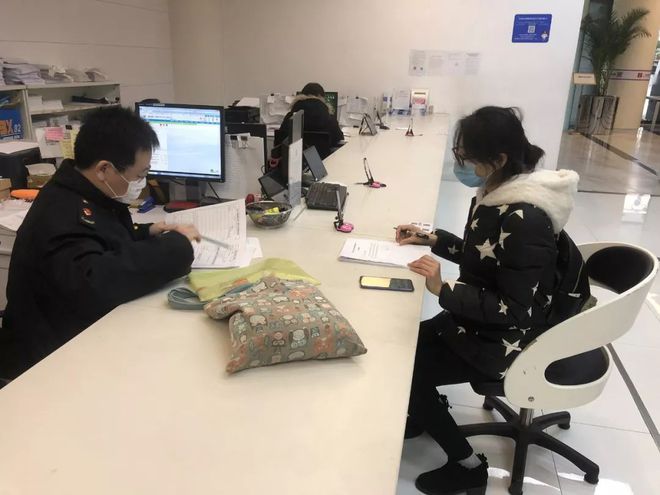 抗击疫情，宝山市场监管“店小二”在行动——严把消毒器械销售关